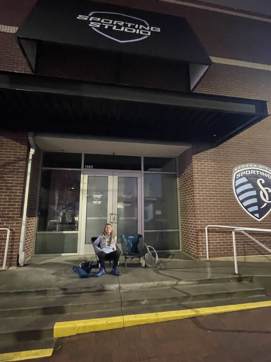 ProducerKurt's tweet photo. Drive from Des Moines: 3 hrs
Overnight hotel stay: $$
Being first for the 3rd straight year for the @SportingKC Locker Room Sale?
Priceless #SportingKC #sportingstyle https://t.co/MAE5JIQih9