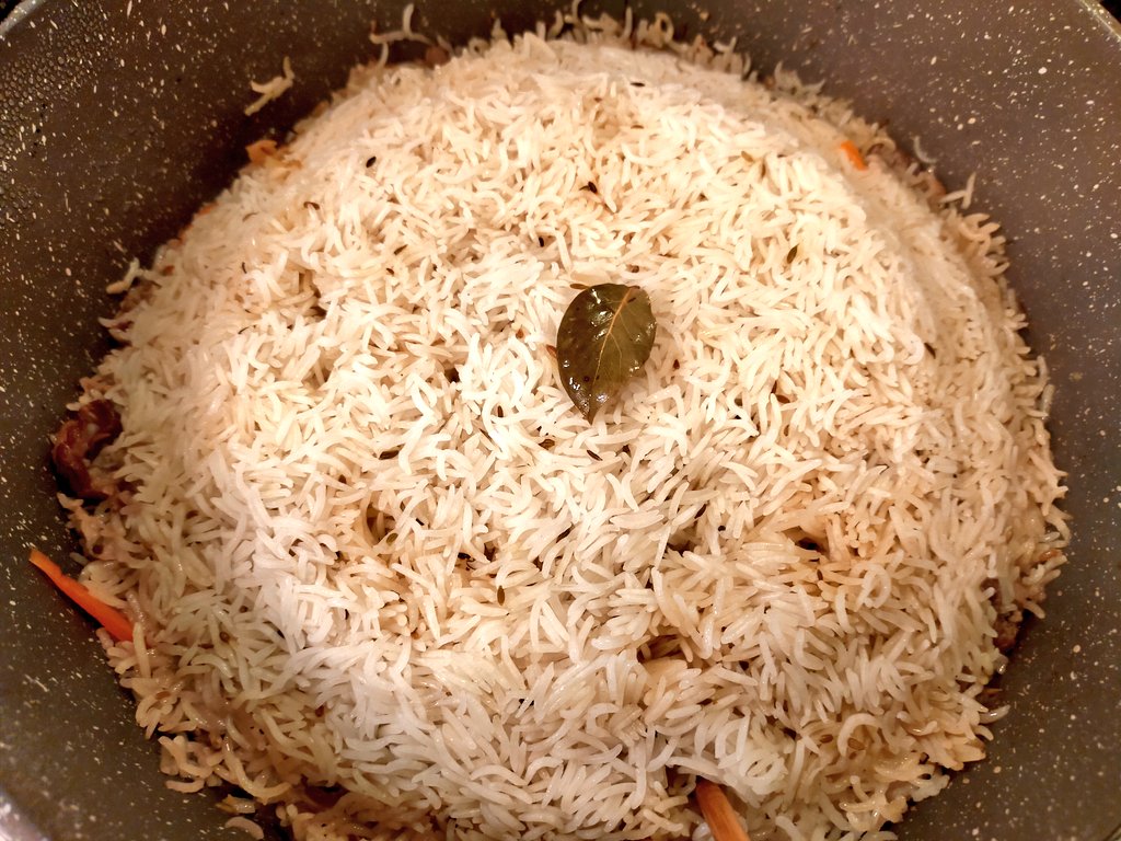 L_GS126V's tweet image. というわけで今日は🇵🇰パキスタン産バスマティライスを使って🇺🇿ウズベキスタン式=サマルカンド・プロフを炊きました♨
#プロフ と同様の料理をウイグルでは #ポロ #ポラ というらしい
🇮🇳インドでは似た感じの炊き込みご飯を #プラウ #プラーオ というみたい
#ビリヤニ はまた今度♨