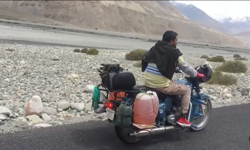 GauravGauravsvg's tweet photo. Our imperfections are what make us beautiful and unique.
#Safarnama #ExploreTheUnseen #RealVideo #NoFilter #TravellingIsBliss #Traveller #MountainWanderer #Ladakh2018 #NubraValley #RoyalEnfield #Bullet500 #LoveTravel #SelfRide #ChangLa #Destination #Mountains #Hills #Travel https://t.co/quYjhVKLAl