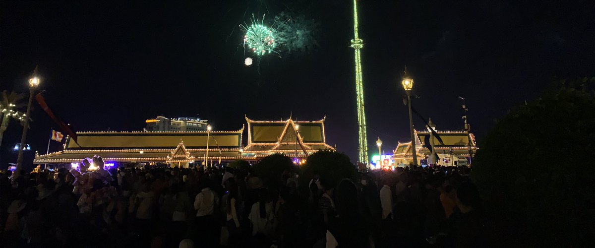 Retheapann's tweet photo. Water Festival 2023 #Last day at night time # front of Royal Palace#Phnom Penh city_Cambodia https://t.co/hojNd6gc8Z