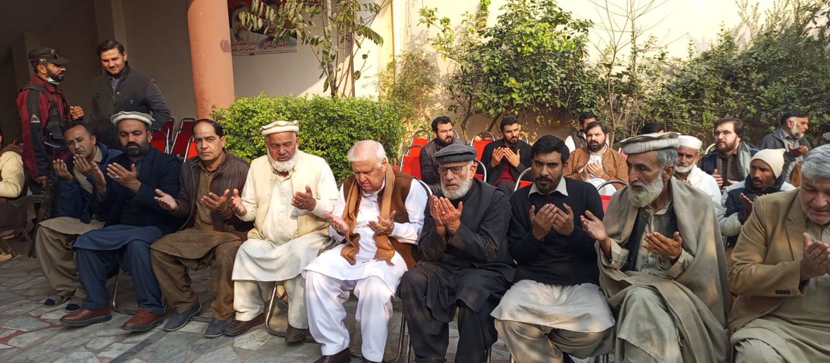QWP_PK's tweet photo. مرکزی چئی��مین آفتاب احمد خان شیرپاؤ کی چارسدہ میں پارٹی کارکن مشتاق خان کی وفات پر ان کے گھر آمد
اہل خانہ سے اظہار تعزیت و ہمدردی
مرحوم کے ایصال ثواب کے لیے فاتحہ خوانی بھی کی 
#QWP @AftabSherpao https://t.co/LnGQCVYeYx