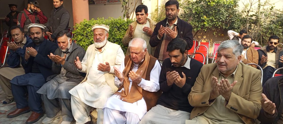 QWP_PK's tweet photo. مرکزی چئی��مین آفتاب احمد خان شیرپاؤ کی چارسدہ میں پارٹی کارکن مشتاق خان کی وفات پر ان کے گھر آمد
اہل خانہ سے اظہار تعزیت و ہمدردی
مرحوم کے ایصال ثواب کے لیے فاتحہ خوانی بھی کی 
#QWP @AftabSherpao https://t.co/LnGQCVYeYx