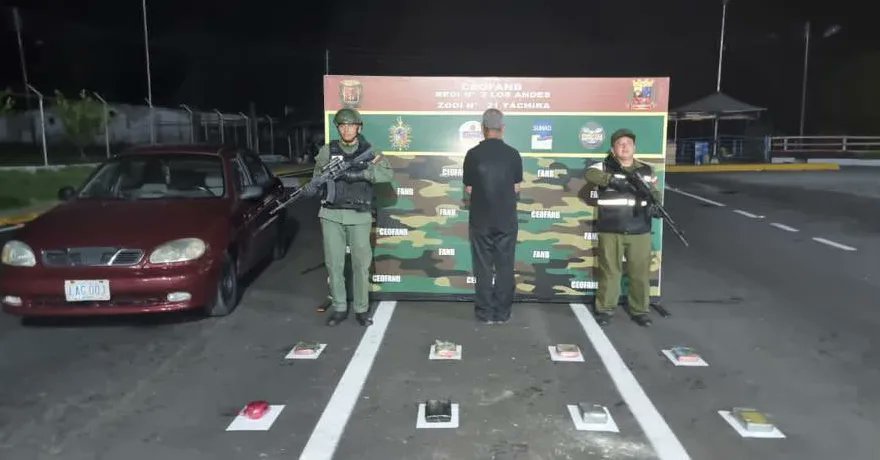 Redi_andes's tweet photo. #FANB en el P.A.C. “La Tendida”, efectuaron la detención de un ciudadano a quién se le incautó de manera oculta en un vehículo tipo sedan, veintitrés (23) envoltorios de Cocaína, con un peso de veintiséis kilogramos con cuatrocientos  noventa y cinco gramos (26,495 Kgrs). https://t.co/9tama7pTzG
