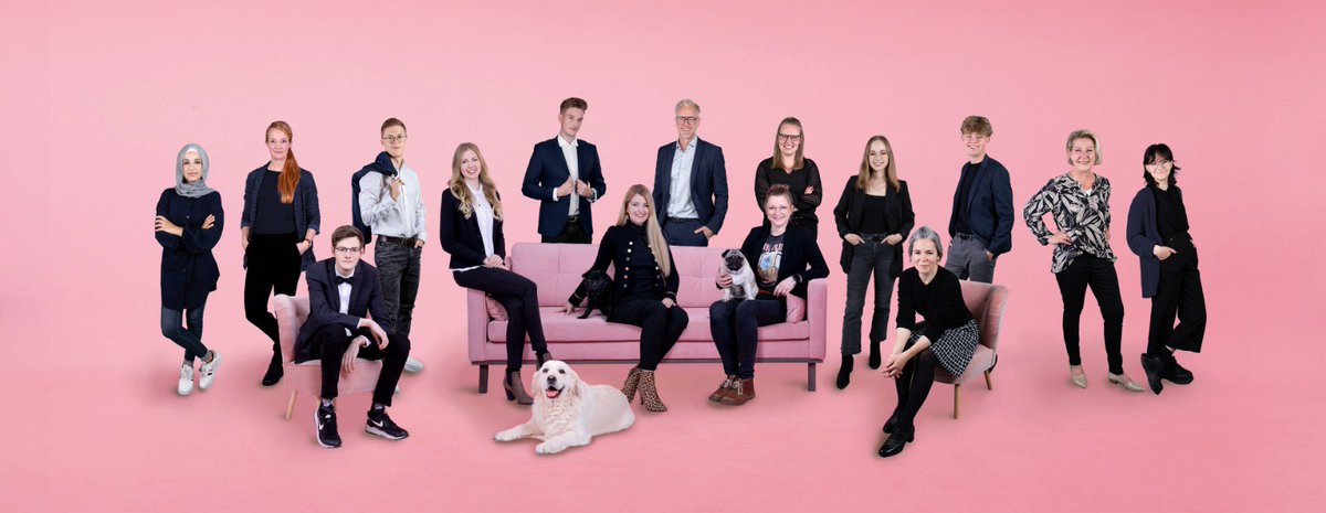 designstuuv's tweet photo. Moin! Wir sind die DESIGNSTUUV Werbeagentur (liebevoll genannt: die DESI), ein Haufen von 15 kreativen Köpfen, die die Welt von Ostfriesland aus verschönern. Wir freuen uns über kreative Kontakte und über Menschen, die ebenso in Lösungen statt in Problemen denken! 💭 😃😍 https://t.co/J3NKfEbb28