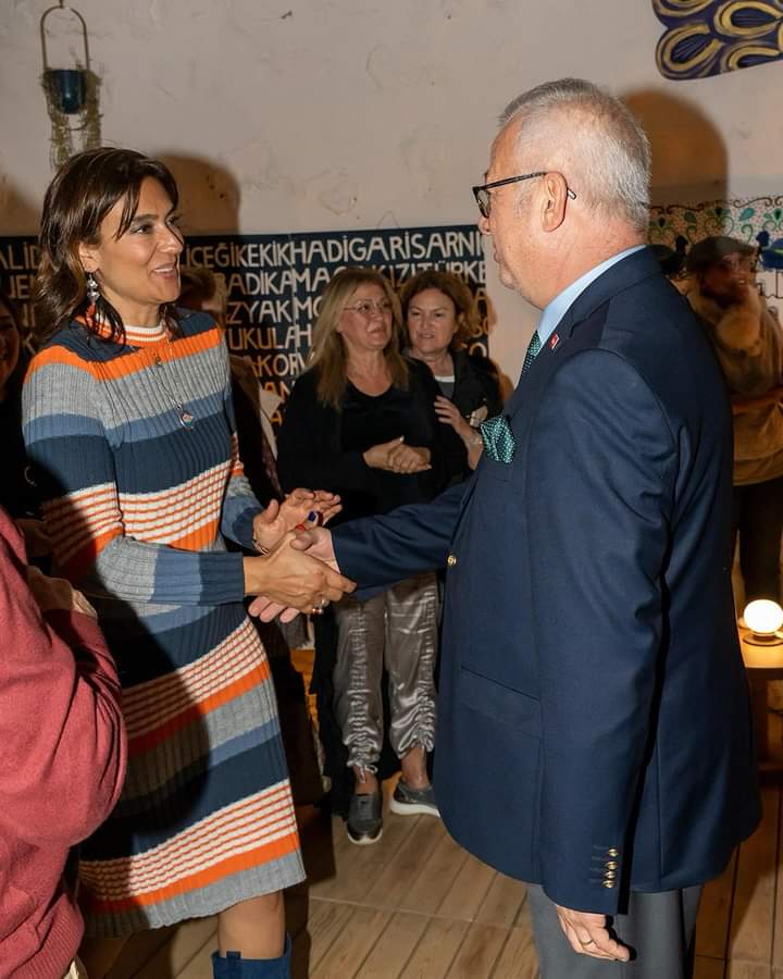 Bodrum’a değer katan sanatçımız Mine Burak'ın “Özgün Kent Kimliği ve Bodrum Evleri” sergisini ziyaret ettik. 
Mimar Nilgün Yılmaz'ın büyük emeklerle Bodrum'a kazandırdığı 500 yıllık Sarnıç'ta bizi sanata doyuran bu görsel şölende emeği geçen herkese teşekkür ederiz.