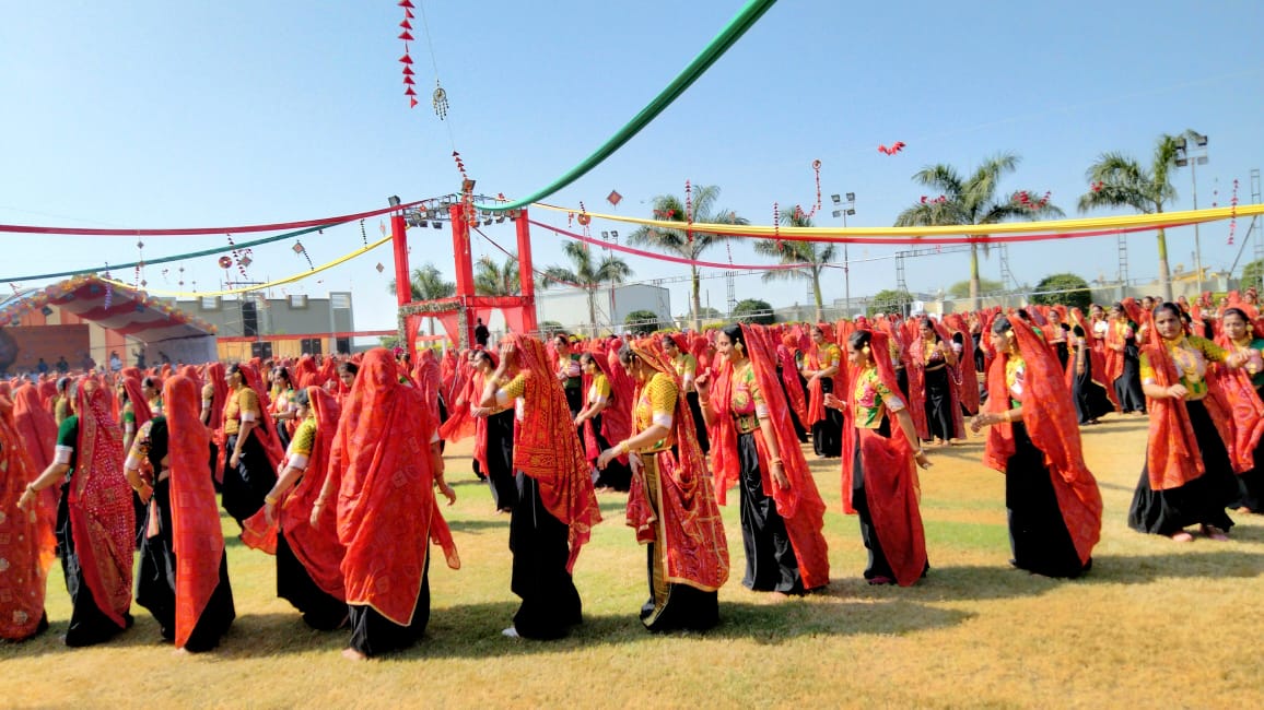 યાદ આવી આતમની ને મીટ ત્યાં મંડાણીયુ.
ગોપી રાધા ને સાતવીસુ, તાલે એક તોલવાણીયુ.
દ્વારકાને આવી દેવળે, માત સૌ મળવાનીયુ.
વિઠ્ઠલ વગાડો વાંસળી, આવે સૌ આયરાણીયુ.

#ABAMS #AhiraniMaharasDwarka #AhiraniMaharas2023 

<a href="/ABAM_official23/">AkhilBharatiyaAhiraniMaharasSangathanOfficial</a>