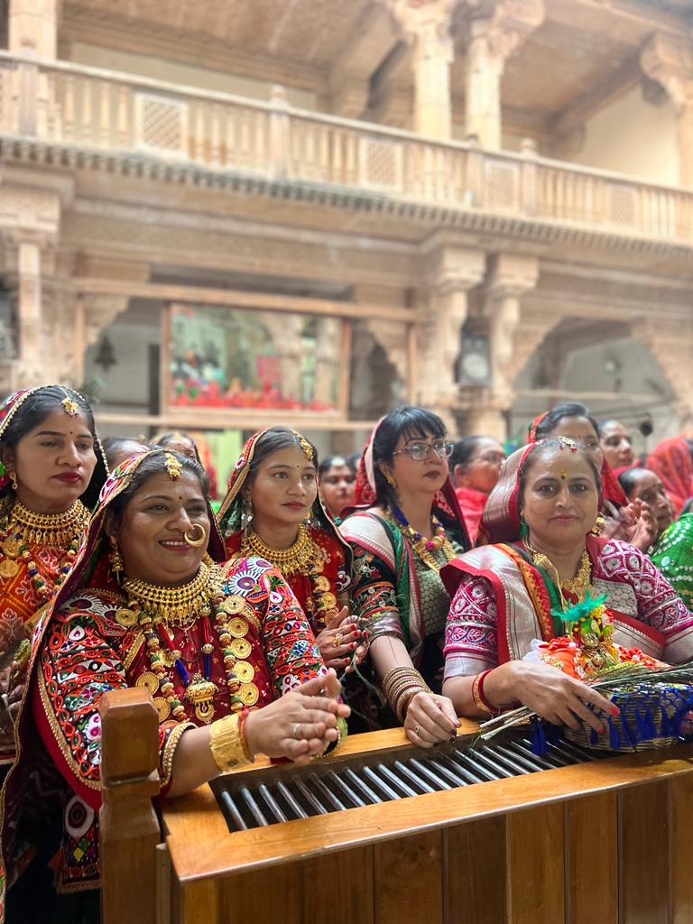 માધવને મળવાનીયુ, ને રાહડે રમવાનીયુ.
ઘેલી ઘેલી ઘેલી એ સૌ ભાન ભુલવાનીયુ.
ગોકુળ, મથુરા, વૃંદાવન ને વ્રજ વાળીયુ,
વિઠ્ઠલ વગાડો વાંસળી, આવે સૌ આયરાણીયુ.

#ABAMS #AhiraniMaharasDwarka #AhiraniMaharas2023 

<a href="/ABAM_official23/">AkhilBharatiyaAhiraniMaharasSangathanOfficial</a>