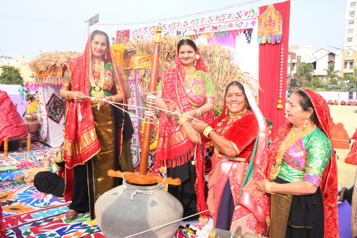 માધવ તારી મેડીએ, રાસ‌ સૌ રમવાનીયુ.
દયા કરજે દાનવીર, એક્તા બંધાણીયુ.
સાથે હશે શામળો, વાત એ ગવાણીયુ.
વિઠ્ઠલ વગાડો વાંસળી, આવે સૌ આયરાણીયુ.

#ABAMS #AhiraniMaharasDwarka #AhiraniMaharas2023 

<a href="/ABAM_official23/">AkhilBharatiyaAhiraniMaharasSangathanOfficial</a>