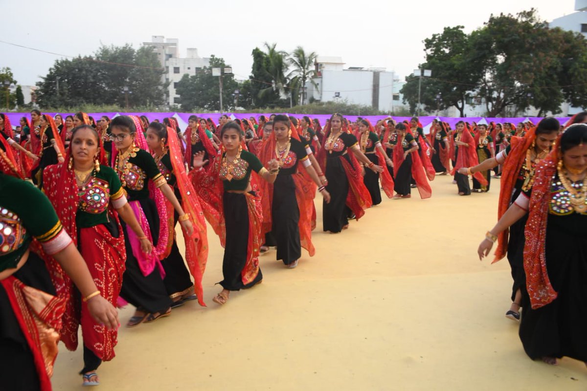 રમવા પધારો માધવા, ગોકુળના ગોપાલ તું.
રાસે રમે અહિ નાર, સંગે ભમે રણછોડ તું.
ગૌરી લઈ આવી ભમું, લેવા દર્શન માધવ હું.
વિઠ્ઠલ વગાડો વાંસળી, રમે ભમે આયરાણિયું.

 #ABAMS #AhiraniMaharasDwarka #AhiraniMaharas2023 

<a href="/ABAM_official23/">AkhilBharatiyaAhiraniMaharasSangathanOfficial</a>