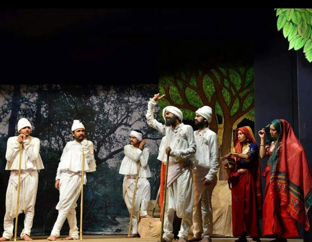 ગોપી રમે રાધા રમે, સાતે વિસું સાથે ભમે.
ઘેલી બની ભાને ભુલી, મમતાળ સૌ સંગે રમે.
ગોકુળ વૃંદા ને વ્રજે, સૌ ભાન ત્યાં ભુલવાનિયું.
વિઠ્ઠલ વગાડો વાંસળી, રમે ભમે આયરાણિયું.

 #ABAMS #AhiraniMaharasDwarka #AhiraniMaharas2023 

<a href="/ABAM_official23/">AkhilBharatiyaAhiraniMaharasSangathanOfficial</a>