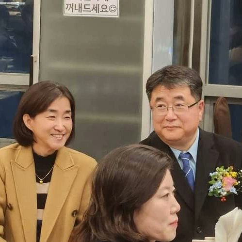파주 운정지역 공인중개사분들이 모인 '운정연합회' 총회 및 송년의 밤에 초대받아 다녀왔습니다.제 아내와 함께 인사를 드리고 파주 운정을 보다교통이편리하고 아이 키우기 좋고 어르신이 편안한 도시로 만들기위한 지혜를 나눴습니다.

#평화경제
#명품파주
#명품운정신도시
#황세영
#황세영입니다.