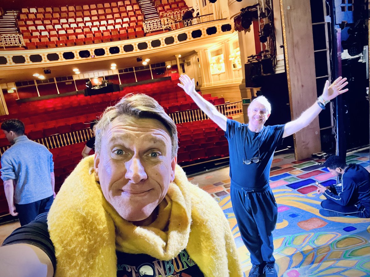 3 show day here in panto at <a href="/TheatreWindsor/">Theatre Royal Windsor</a> &amp; in-laws arriving this afternoon. It definitely feels like Christmas week is about to begin  🎭🎄#windsorpanto