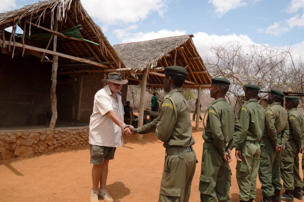 SecludedTrust's tweet photo. A handshake that echoes commitment to wildlife and community welfare. Together, we make a positive impact!

.
.

#SecludedAfricaTrust #Wildlife #Rangers #ConservationPartners #RangerCommitment #WildlifeGuardians #CommunityEngagement #ConservationUnity #RangerAlliance https://t.co/6zTjHtbyaf