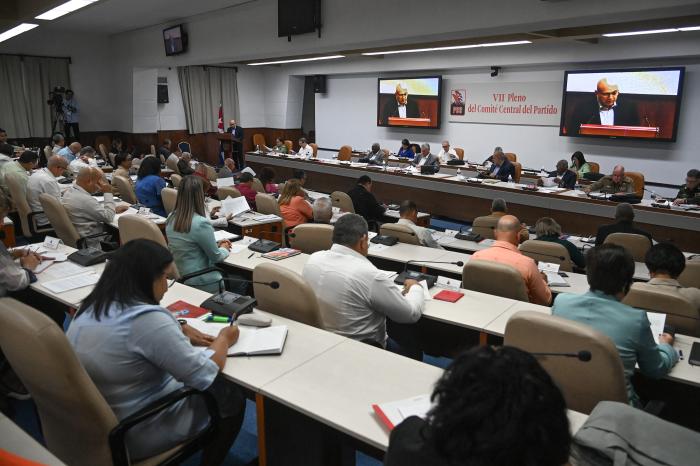 «Solo con el socialismo y la unidad hemos podido construir esta obra colosal que es la Revolución», expresó el secretario de Organización del CCPCC, en el VII Pleno de este ente, presidido por su Primer Secretario y Presidente de la República, @DiazCanelB. #FidelPorSiempe