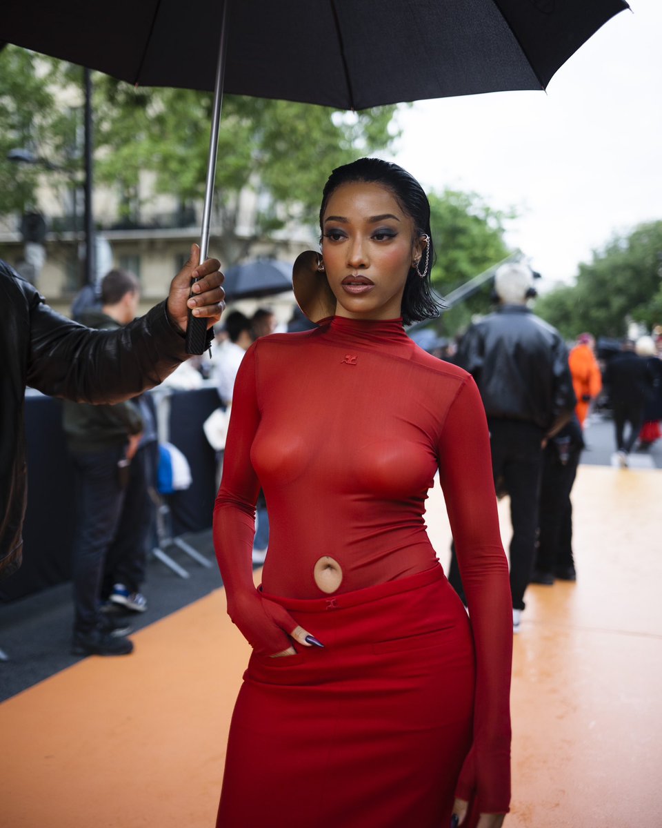 booska_p's tweet photo. 🎬  |  Absente du jury de la troisième saison de 
Nouvelle École sur @netflix, @shayizi  a expliqué les raisons de son départ pour @NumeroMagazine. 

« Deux saisons, ça ne vous suffit pas ? C’était une expérience, pas une reconversion ! Si vous voulez tout savoir, je ne voulais même pas la faire cette émission. Ils ont vraiment insisté en me faisant comprendre qu’ils avaient absolument besoin d’une femme dans le programme. Donc j’ai fini par accepter. »