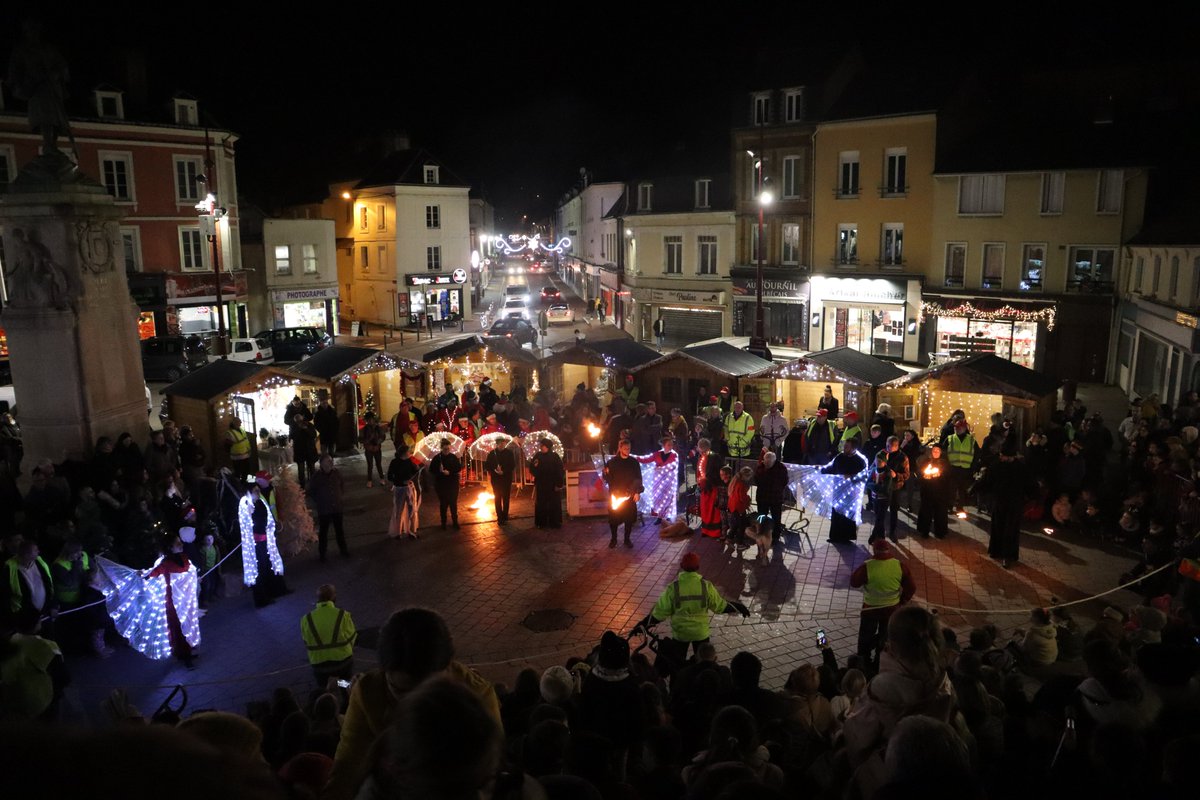VilleBolbec's tweet image. Le marché de Noël continu tout le week-end à #Bolbec !
Les enfants pourront s’amuser avec le retour des mascottes le samedi après-midi tandis que les Brailleurs de Tubes Populaires sillonneront le centre-ville le dimanche après-midi afin de répandre la bonne humeur !
