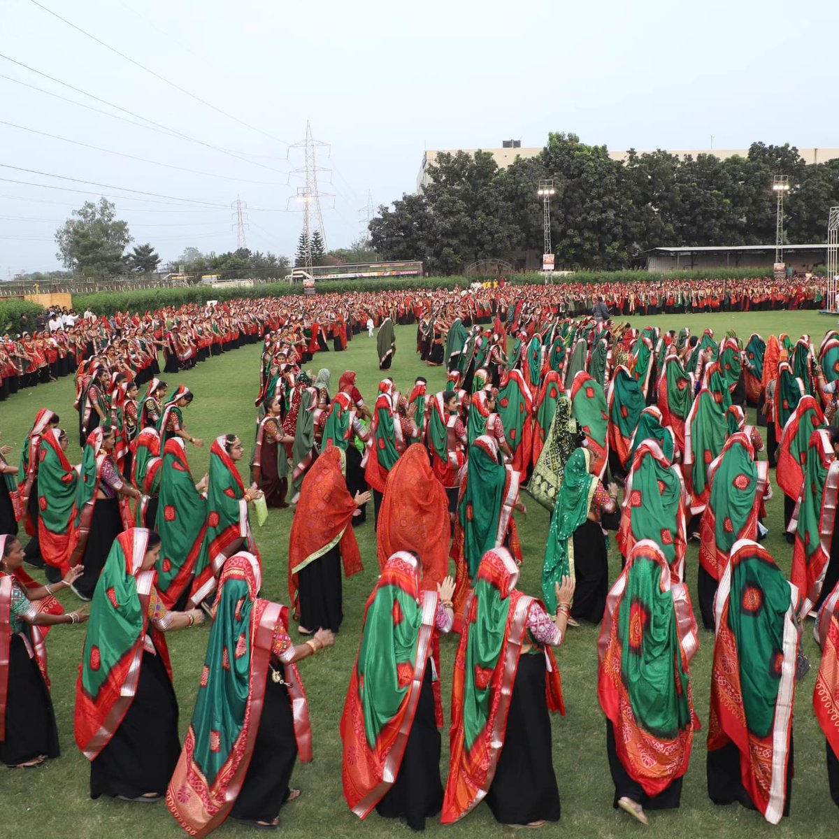 રમવા પધારો માધવા, ગોકુળના ગોપાલ તું.
રાસે રમે અહિ નાર, સંગે ભમે રણછોડ તું.
ગૌરી લઈ આવી ભમું, લેવા દર્શન માધવ હું.
વિઠ્ઠલ વગાડો વાંસળી, રમે ભમે આયરાણિયું.

 #ABAMS #AhiraniMaharasDwarka #AhiraniMaharas2023 

<a href="/ABAM_official23/">AkhilBharatiyaAhiraniMaharasSangathanOfficial</a>