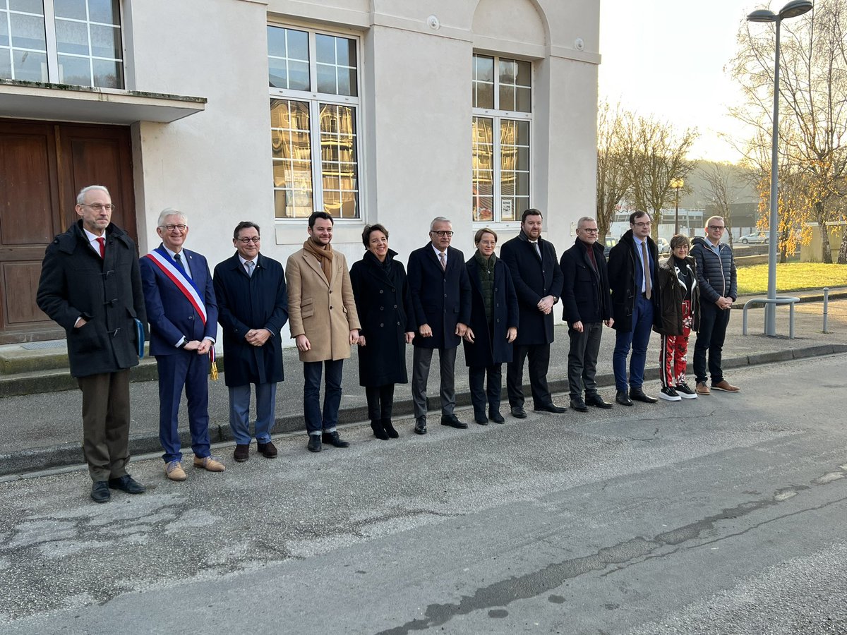 damienadam76's tweet photo. Inauguration d’un nouveau pôle médical à @VPavilly en présence de @agnesfirmin avant une série de rendez-vous en circonscription. 

Un beau projet qui réunit des professionnels de santé dans une ancienne friche industrielle réhabilitée pour structurer l’offre de soins locale 🏥 https://t.co/bCLCUm5hhj