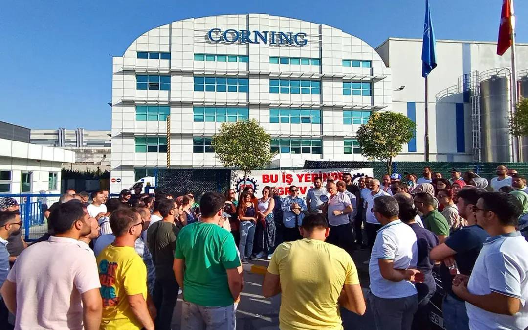 dip_org_tr's tweet photo. ✊156 gündür insanca bir ücret alabilmek için, evlerine götürdükleri ekmeği bir nebze büyütmek için kahramanca mücadele eden Corning işçilerinin grevi anlaşmayla sonuçlandı. İlk günden beri patronun dalga geçer gibi verdiği düşük teklifleri kabul etmeyen, mücadeleye devam diyen ve 156 gün boyunca grev alanını boş bırakmayan işçiler uzun soluklu bir mücadeleyi işçinin iradesiyle sonlandırdı. 
Yaşasın Corning grevi! 
Yaşasın örgütlü mücadelemiz!