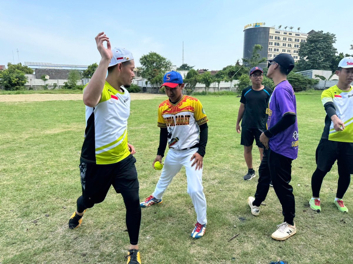 Suzu_Gen_nbtl's tweet photo. 【インドネシア野球キャラバン🇮🇩⚾️】
２日目はとにかく声出し📣
アップからノックまで日本流の声出しで大盛り上がり🏃⚾️
真剣な眼差しで応えてくれる学生の皆さん。こちらも熱が入りました🔥
明日も素敵な1日に🇯🇵🇮🇩⚾️
#ドクターストレッチ
#野球キャラバン
#UPGRIS
#エラーとプッシュアップはセット https://t.co/5c5l9Uao6U