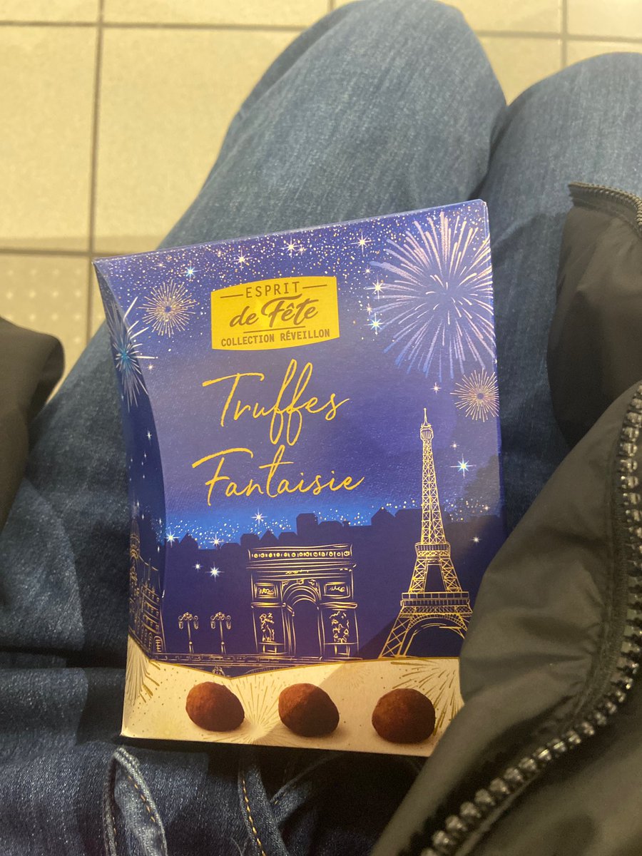 мы с классом играем в тайного санту так вот первое фото для одноклассницы второе для учителя