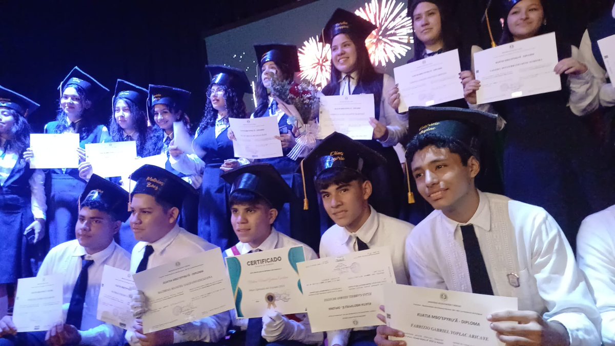 Karai_pelota's tweet photo. NO TODO ES FUTBOL
Mathias Galeno Escalona, de 14 años de edad. Es el mejor egresado del 9no Grado del Colegio La Aurora de Luque. Es medalla de oro.
Es de la cantera de Cerro Porteño.
Excelente su discurso de graduación. Hablo de las Residentas y de la Mujer Paraguaya.
Éxitos. https://t.co/obchXbvAvl