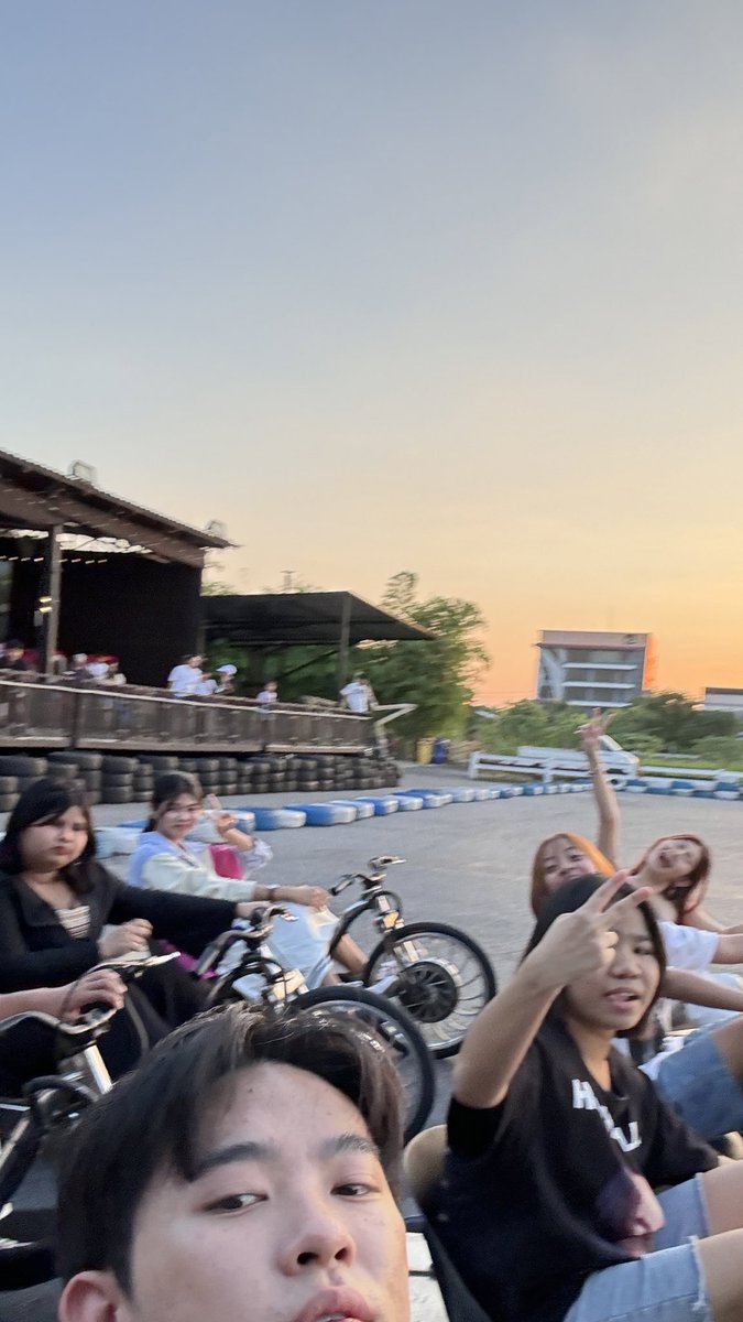 sungka8800's tweet photo. ขอโทษที่ออกมาก่อนติดงานที่ตลาดต่อ
สนุกมากเก็บ check box ได้1 อันคือ 
พาทุกคนทำอะไรที่ไม่เคยทำมาก่อน ออกจาก safezone เอาไปประยุกต์กับชีวิตนะ ✌🏻 อย่าอยู่อะไรที่เป็น safezone นานๆ ก้าวออกมา! ใครมีรูปถ่ายเพื่อนๆแก๊ง ไว้ใช้ hastag #sungfam ได่เลย ขอบคุณครับ รักทุกคน เลิ้ฟๆ สนุกแสร๊ด5555555555