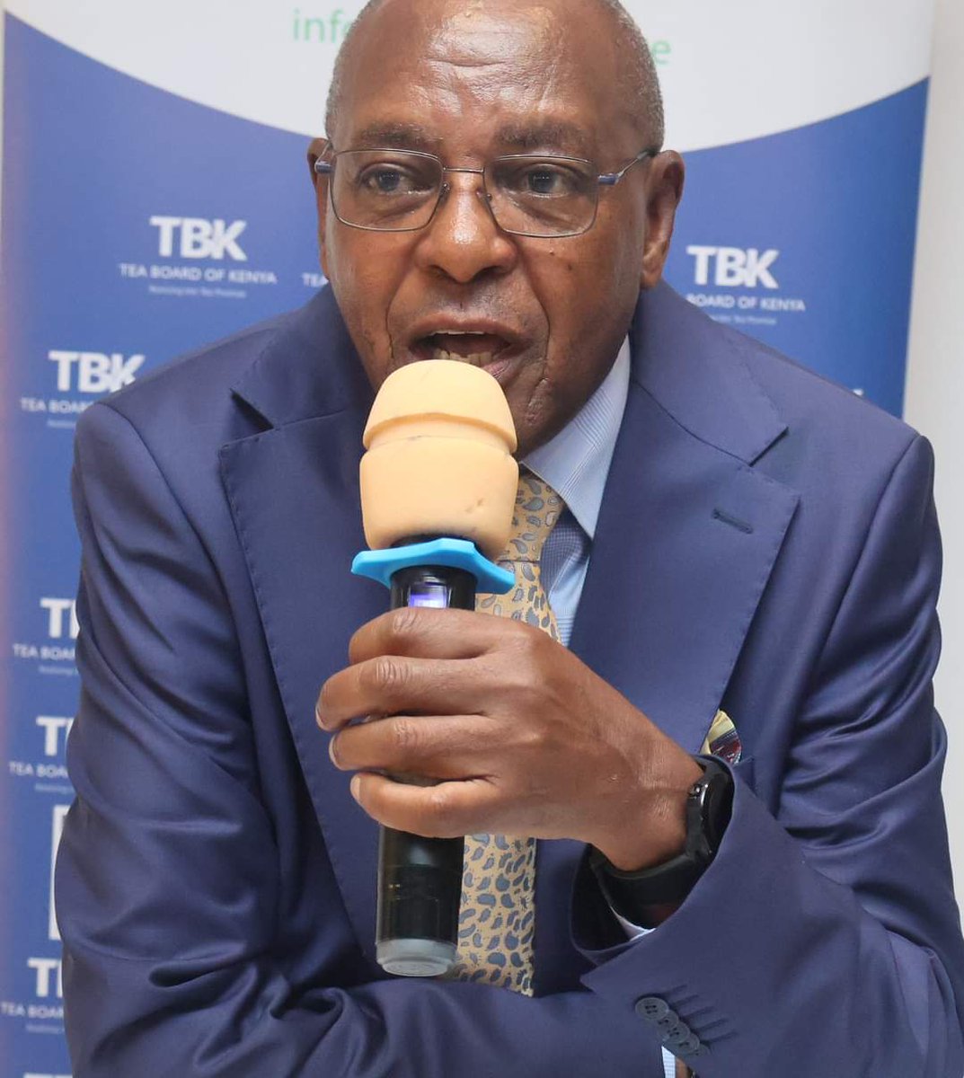 TeaBoardKenya's tweet photo. GREEN-LEAF TEA MANAGEMENT: Jacob K. Kahiu (Chairman, Tea Board of Kenya) in an engagement forum with Central Kenya Region security team, tea farmers and tea manufacturers set action on eliminating tea green leaf malpractices based on the Tea Act 2020, #kenyatea #MakeItKenya https://t.co/hJLdCme169