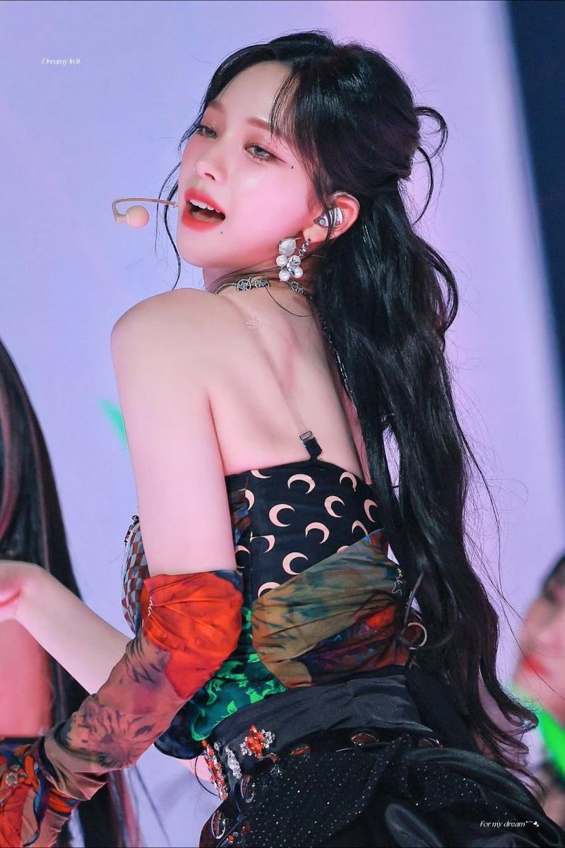 aesdive's tweet photo. why does this always happen to karina ?? HIRE A BETTER STYLING TEAM AND STAFF @SMTOWNGLOBAL this could’ve been a very serious wardrobe malfunction and this isn’t even the first time https://t.co/G0wV0K1Mxp