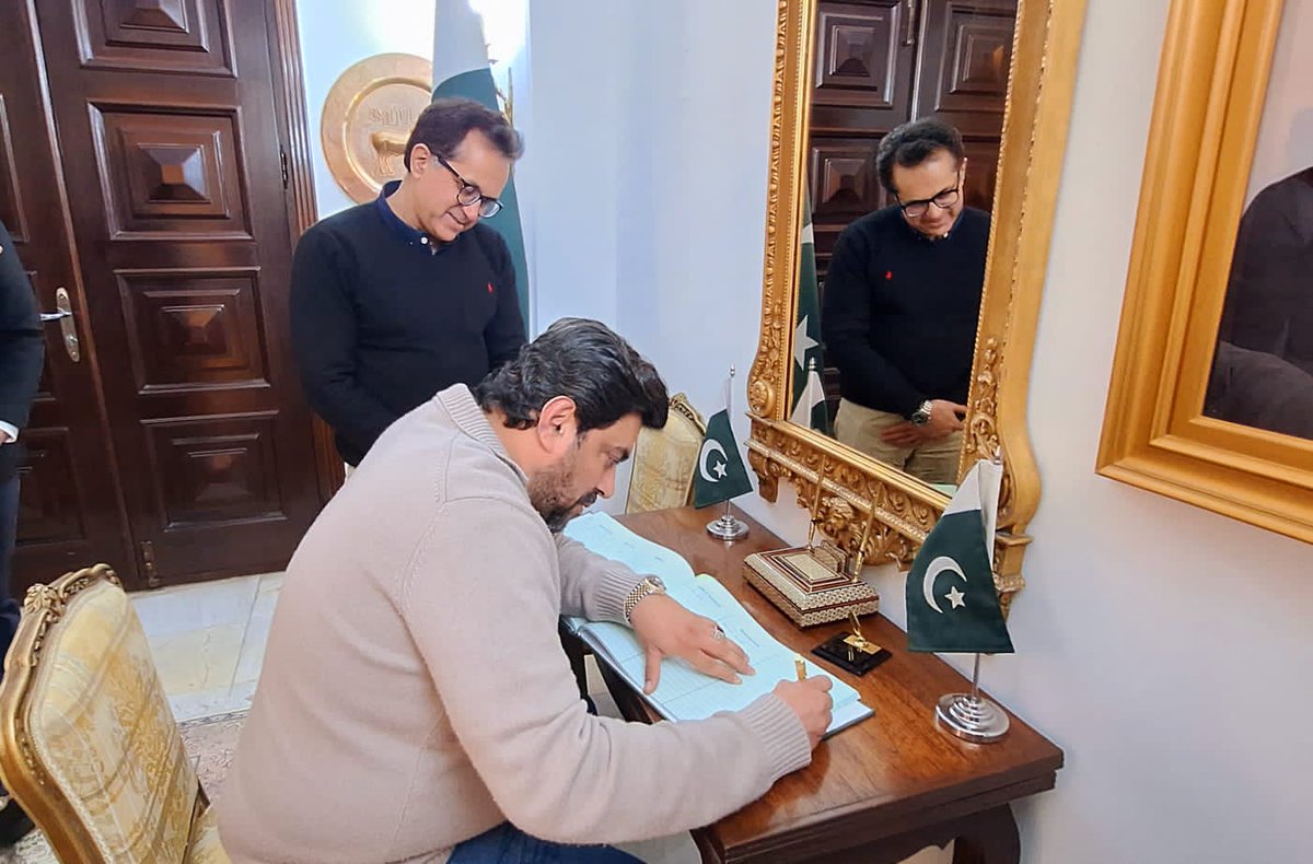 KamranTessoriPk's tweet photo. تہران میں پاکستانی سفارت خانہ کا دورہ، سفیر محمد مدثر ٹیپو نے استقبال کیا, پاکستانی زائرین کو مزید بہتر سہولیات کی فراہمی پر تبادلہ خیال
 سفارت خانہ میں موجود مہمانوں کی کتاب میں تاثرات درج کئے، سفیر نے سفارتخانہ اور قونصل خانوں کی کارکردگی کے بارے میں تفصیل سے آگاہ کیا۔ https://t.co/JSVJmw2Zo4