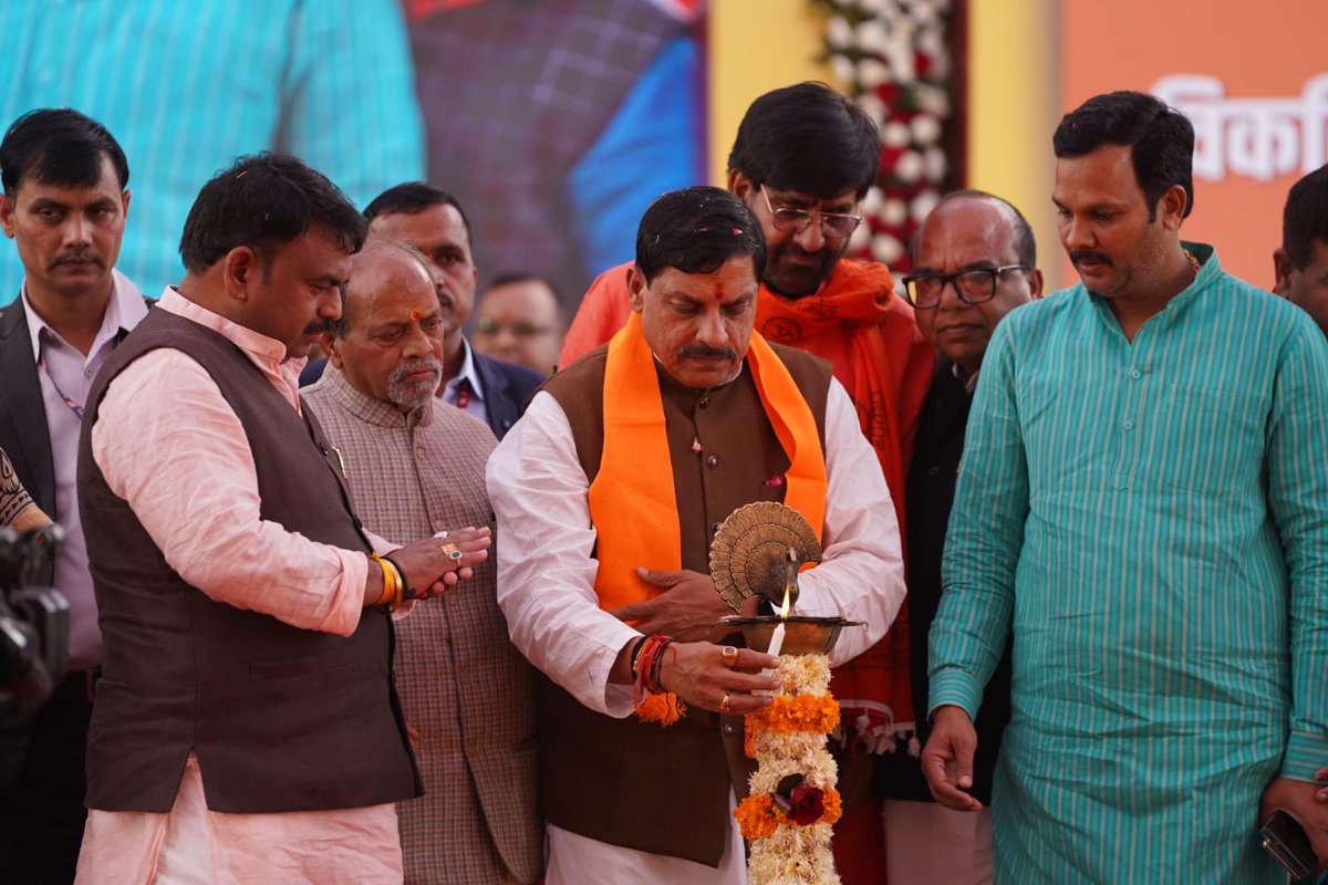 शिव की नागरी उज्जैन में विकसित भारत संकल्प यात्रा का वर्चुअल माध्यम से भव्य शुभारंभ करेंगे माननीय प्रधानमंत्री श्री <a href="/narendramodi/">Narendra Modi</a> जी! मुख्यमंत्री श्री @DrMohanYadav जी की गरिमामायी उपस्थिति में नए मध्यप्रदेश का निर्माण प्रारंभ!