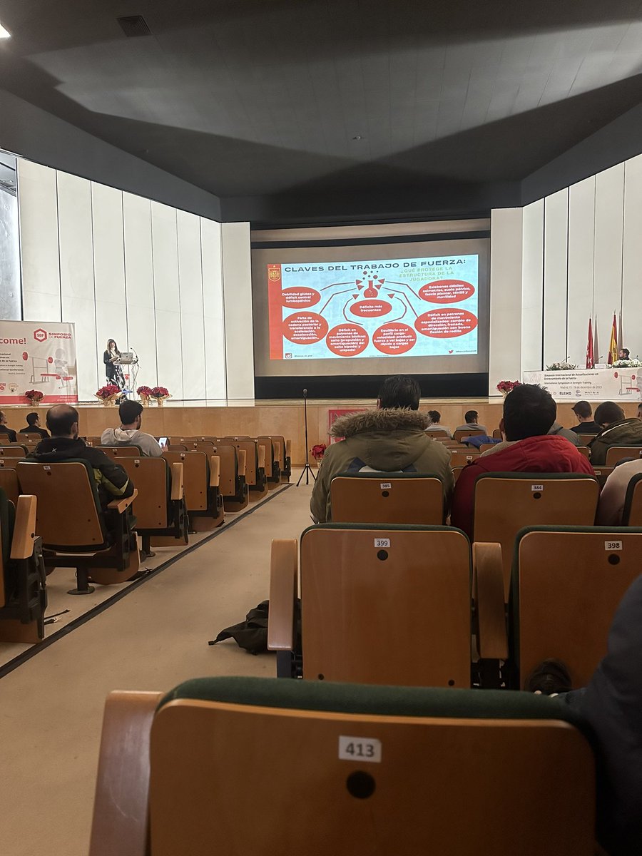 Al_BodyShaper's tweet photo. Una punta de la estrella ⭐️ de la @SEFutbolFem para esta gran profesional @BlancaRomeroM increíble conferencia que nos deja muchas herramientas de trabajo que sabemos que nos hacen campeonas 💪🏼💪🏼

Seguimos en el @SimposioFuerza aprendiendo https://t.co/b8T08cwMsC