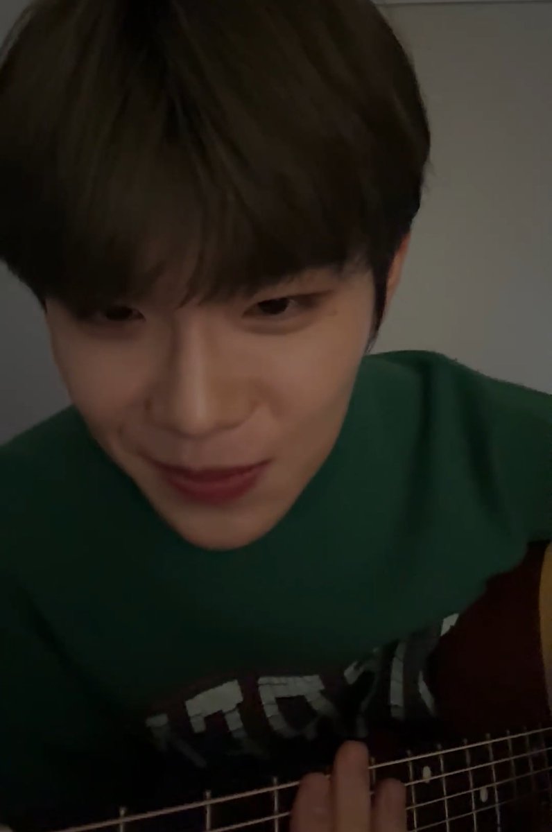 O2O7I4_'s tweet image. 태래 기타치는 농담곰이다!!!