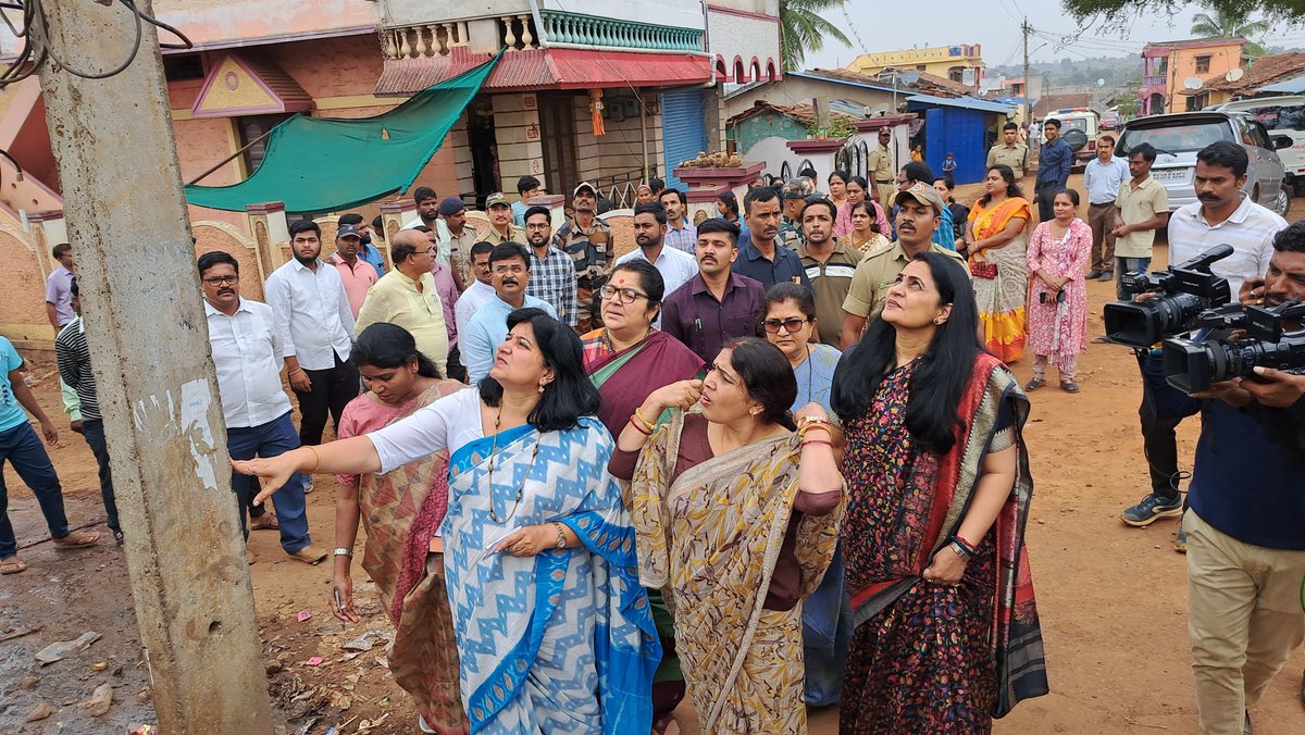 BYVijayendra's tweet photo. ಬೆಳಗಾವಿಯ ವಂಟಮೂರಿ ಗ್ರಾಮದ ಪರಿಶಿಷ್ಟ ಪಂಗಡದ ಮಹಿಳೆಯ ಮೇಲೆ ನಡೆದಿರುವ ಹೇಯ ಕೃತ್ಯದ ಹಿನ್ನೆಲೆಯಲ್ಲಿ ಬಿಜೆಪಿ ರಾಷ್ಟ್ರೀಯ ಅಧ್ಯಕ್ಷರಾದ ಶ್ರೀ @JPNadda ಅವರು ನಿಯೋಜಿಸಿದ್ದ ಸಂಸದರಾದ ಶ್ರೀಮತಿ @AprajitaSarangi, ಶ್ರೀಮತಿ @SunitaDuggal7, ಶ್ರೀಮತಿ @RanjeetaKoliMP, ಶ್ರೀಮತಿ @me_locket, ರಾಷ್ಟ್ರೀಯ ಪ್ರಧಾನ ಕಾರ್ಯದರ್ಶಿಗಳಾದ ಶ್ರೀಮತಿ @AshaLakra79 ಅವರ ಸತ್ಯಶೋಧನಾ ತಂಡವು ಸಂತ್ರಸ್ತ ಮಹಿಳೆ ಹಾಗೂ ಘಟನಾ ಸ್ಥಳಕ್ಕೆ ಭೇಟಿ ನೀಡಿ ಮಾಹಿತಿ ಸಂಗ್ರಹಿಸಿತು. ನೊಂದ ಮಹಿಳೆ ಹಾಗೂ ಕುಟುಂಬಕ್ಕೆ ಧೈರ್ಯ ತುಂಬಿ ಅಭಯದ ಮಾತುಗಳನ್ನಾಡಿದ್ದಾರೆ.

ಸದರಿ ಘಟನೆಯನ್ನು ಅತ್ಯಂತ ಗಂಭೀರವಾಗಿ ಪರಿಗಣಿಸಿರುವ ನಮ್ಮ ರಾಷ್ಟ್ರೀಯ ಅಧ್ಯಕ್ಷರಾದ ಮಾನ್ಯ ಜೆ.ಪಿ ನಡ್ಡಾ ಅವರು ಇಂಥಾ ಘಟನೆಗಳು ಭವಿಷ್ಯದಲ್ಲಿ ಮತ್ತೆಂದೂ ಮರುಕಳಿಸದಂತೆ
ಹೋರಾಟವನ್ನು ತಾರ್ಕಿಕ ಅಂತ್ಯಕ್ಕೆ ಕೊಂಡೊಯ್ಯಲು ಸಂಕಲ್ಪ ಮಾಡಿರುವುದು ಮಹಿಳೆಯ ರಕ್ಷಣೆಯ ಬಗ್ಗೆ ಬಿಜೆಪಿಗಿರುವ ಬದ್ಧತೆಯನ್ನು ಸಾಕ್ಷೀಕರಿಸಿದೆ.
#MahilaVirodhiCongress
#CongressFailsKarnataka