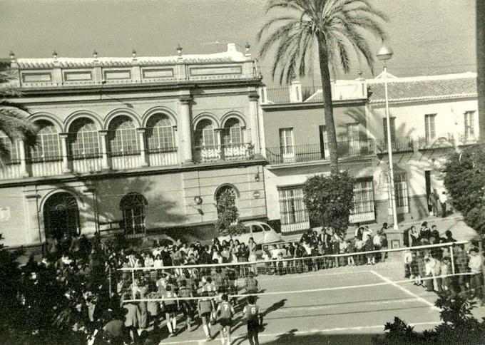 ArahalTN's tweet photo. #ArahalEnElPasado

En los años 70 del siglo XX se celebraban en Plaza de la Corredera campeonatos de voleibol entre los equipos de los colegios e institutos de la localidad.

En la foto, enfrentamiento El Ruedo-San Roque.

📸 Antonio Brenes Domínguez para Memoria Visual de Arahal https://t.co/NuDlFRGw1y