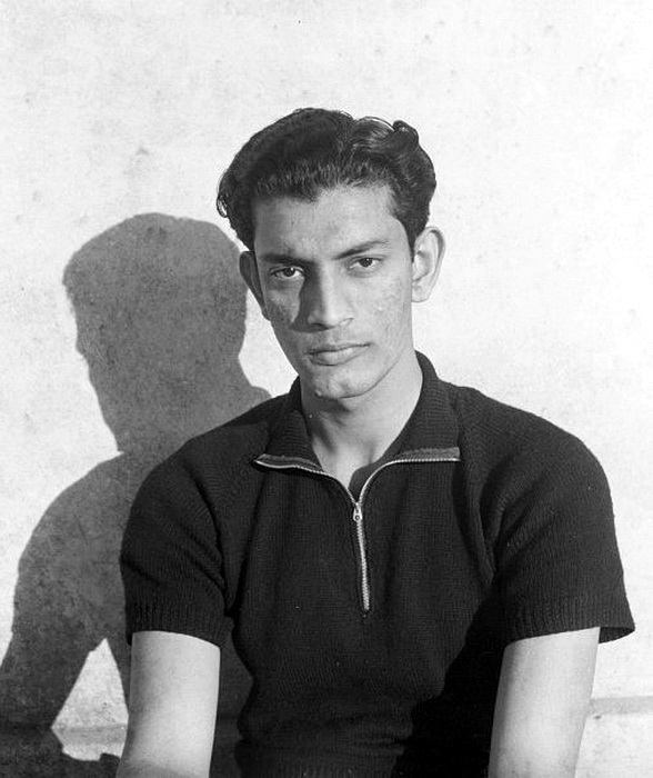 Young #SatyajitRay used to run a cinema club of 20 something members - every month they would sit together to discuss films. These were the cinephiles of post independence. The cinema awareness used to be generally weak amongst common public. There was negativity around the film…