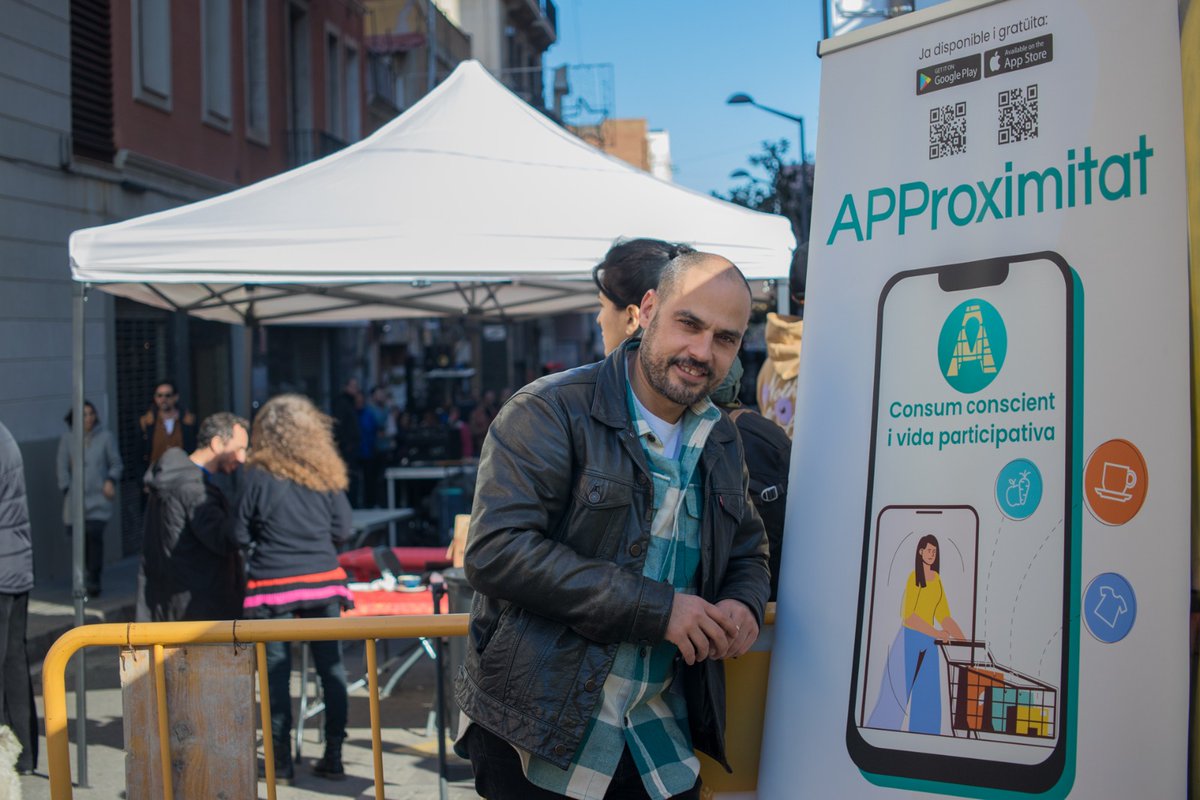 agitacionnet's tweet photo. Avui al #ComerçalCarrer de #Gràcia acompanyades de bona música, activitats, mostra gastronòmica, artesania, comerç del barri i el millor ambient! 

Un plaer estar presents amb #APProximitat 🎉 https://t.co/ksupPLRr40