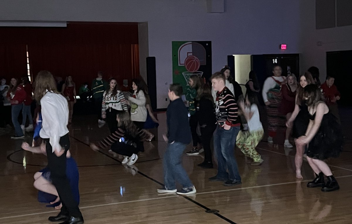 PrincipalLoring's tweet photo. Last night was our annual middle school winter dance. Students really enjoyed themselves and I was even able to snag a selfie with my buddy Blaze!
#JMPride https://t.co/saAjghVaCB