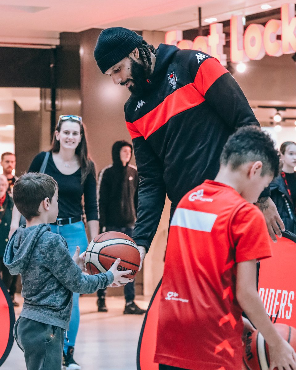 🤩 Great to have <a href="/RidersBball/">Leicester Riders | Basketball</a>’s @sesrussell99 &amp; @bigggmo join us @highcross Hoops this afternoon.

We’re here until 9pm tonight, make sure you come down &amp; get involved!
