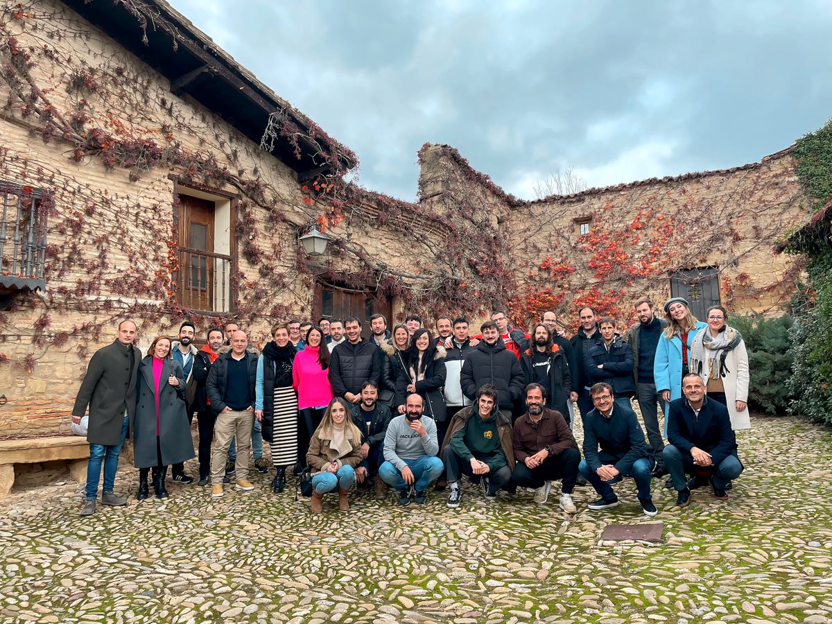 jig_es's tweet photo. El 2023 llega a su fin y qué mejor que vivir una de sus últimas aventuras juntos y en una bodega.

El equipo de JIG celebramos un año lleno de desafíos y retos conseguidos visitando Bodegas Contino. Un día para hacer balance y agradecer el gran esfuerzo y trabajo de este año🥂 https://t.co/0LMjwDsYm3