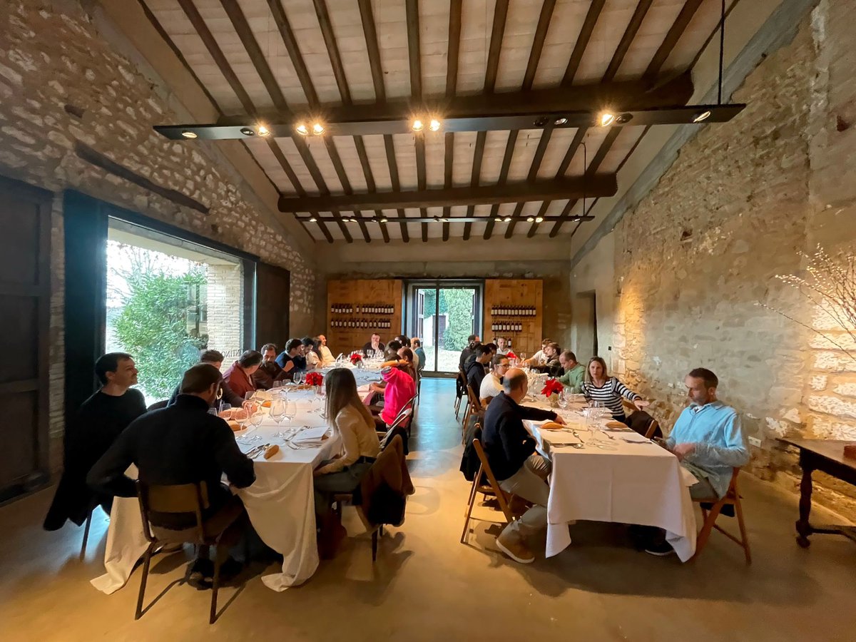 jig_es's tweet photo. El 2023 llega a su fin y qué mejor que vivir una de sus últimas aventuras juntos y en una bodega.

El equipo de JIG celebramos un año lleno de desafíos y retos conseguidos visitando Bodegas Contino. Un día para hacer balance y agradecer el gran esfuerzo y trabajo de este año🥂 https://t.co/0LMjwDsYm3