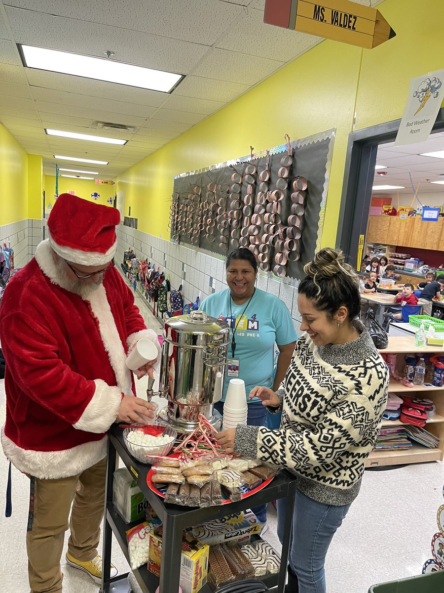 LMadams17's tweet photo. The Cocoa And Little Debbie Cart was back with Santa and Rudolph!! Thank you Jason M Rizy and Ashley Auces for bringing additional cheer to Morton Elementary School! You are the best! @MortonElem @claudiamh29 https://t.co/gc37VuthuW