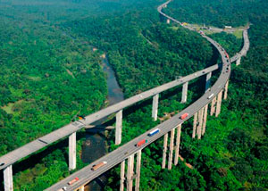 viderotulo's tweet photo. As rodovias Imigrantes e Anchieta de acesso aqui ao litoral são o maior espetáculo da arquitetura/engenharia com a natureza que eu já vi

Túneis de kms, vias passando entre as serras com a densa floresta. É muito lindo. Tanto de ônibus quanto de carro vc aproveita a vista https://t.co/d1xodGHwId