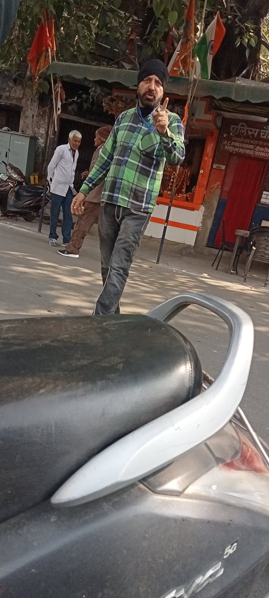 Neeraj96040255's tweet photo. @Salmantajj @kanpurtraffic @kanpurnagarpol @CMOfficeUP यह व्यक्ति गुमटी में खुद को ट्रैफिक पुलिस का कर्मचारी बता के महिला बुजुर्ग बच्चे सभी लोगों से बत्तमीजी से बात करते,चालान करने तक की धमकी देते है,क्या यह ट्रैफिक पुलिस के कर्मचारी हैं जो बिना वर्दी के अपनी ड्यूटी करते हैं? https://t.co/je2VsSKUO7