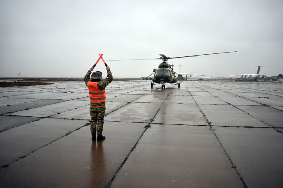 Xalqqazeti's tweet image. 📌2023-cü ilin təsdiq olunmuş fəaliyyətlər planına əsasən Hərbi Hava Qüvvələrinin (HHQ) “N” hərbi hissəsində  Azərbaycan HHQ-nin Mi-17-1V helikopter cütlüyünün “2-ci səviyyəli özünüqiymətləndirmə (SEL-2) təlimi” keçirilib.

#helikopter #telim