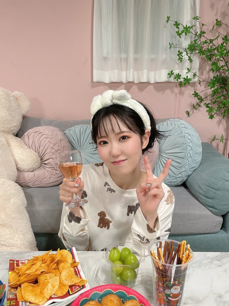 naobou_official's tweet photo. FC特番「なおぼうねんかい2023」
ありがとうございました！

ほんっっとに気の向くまま喋ってしまいましたが、楽しんでいただけ……ましたか！？
ゆるすぎて心配になるくらい！笑
私は凄く楽しかったです🍻✨️
X'mas動画もお楽しみに！

おすすめYouTubeも……🤫

https://t.co/pSbW5DIsE3

#東山奈央 https://t.co/i1F2Dcsu73