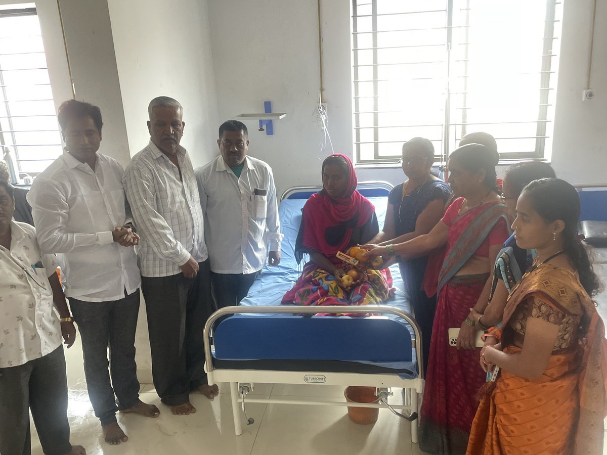AstagiMaruti's tweet photo. ಮಾಜಿ ಮುಖ್ಯಮಂತ್ರಿಗಳು ಮಾರ್ಗದರ್ಶಕರು ಆದ ಸನ್ಮಾನ್ಯ @hd_kumaraswamy ಅಣ್ಣಾವರ ಹುಟ್ಟುಹಬ್ಬದ ನಿಮಿತ್ಯ #ಯಮಕನಮರ್ಡಿಯಲ್ಲಿ ಇವತ್ತು ರೋಗಿಗಳಿಗೆ ಹಾಗೂ ಅಂಗನವಾಡಿ ಮಕ್ಕಳಿಗೆ ಹಣ್ಣುಹಂಪಲ ನೀಡಿ ಹುಟ್ಟುಹಬ್ಬ ಆಚರಿಸಲಾಯಿತು 
ಈ ಸಂದರ್ಭದಲ್ಲಿ ನಮ್ಮ ಹಿರಿಯ ಕಿರಿಯ ಕಾರ್ಯಕರ್ತರು ಉಪಸ್ಥಿತರಿದ್ದರು.. https://t.co/dcxg0n8dBP