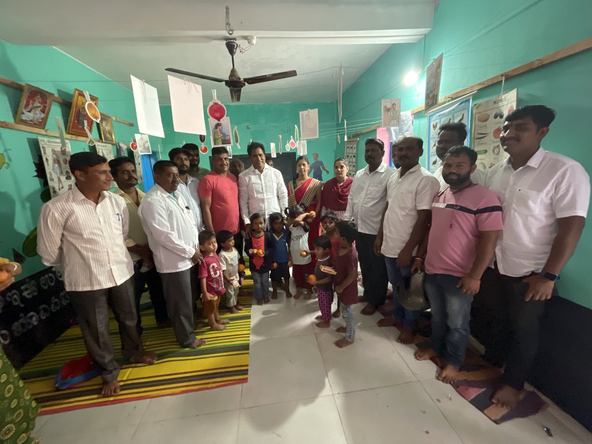 AstagiMaruti's tweet photo. ಮಾಜಿ ಮುಖ್ಯಮಂತ್ರಿಗಳು ಮಾರ್ಗದರ್ಶಕರು ಆದ ಸನ್ಮಾನ್ಯ @hd_kumaraswamy ಅಣ್ಣಾವರ ಹುಟ್ಟುಹಬ್ಬದ ನಿಮಿತ್ಯ #ಯಮಕನಮರ್ಡಿಯಲ್ಲಿ ಇವತ್ತು ರೋಗಿಗಳಿಗೆ ಹಾಗೂ ಅಂಗನವಾಡಿ ಮಕ್ಕಳಿಗೆ ಹಣ್ಣುಹಂಪಲ ನೀಡಿ ಹುಟ್ಟುಹಬ್ಬ ಆಚರಿಸಲಾಯಿತು 
ಈ ಸಂದರ್ಭದಲ್ಲಿ ನಮ್ಮ ಹಿರಿಯ ಕಿರಿಯ ಕಾರ್ಯಕರ್ತರು ಉಪಸ್ಥಿತರಿದ್ದರು.. https://t.co/dcxg0n8dBP