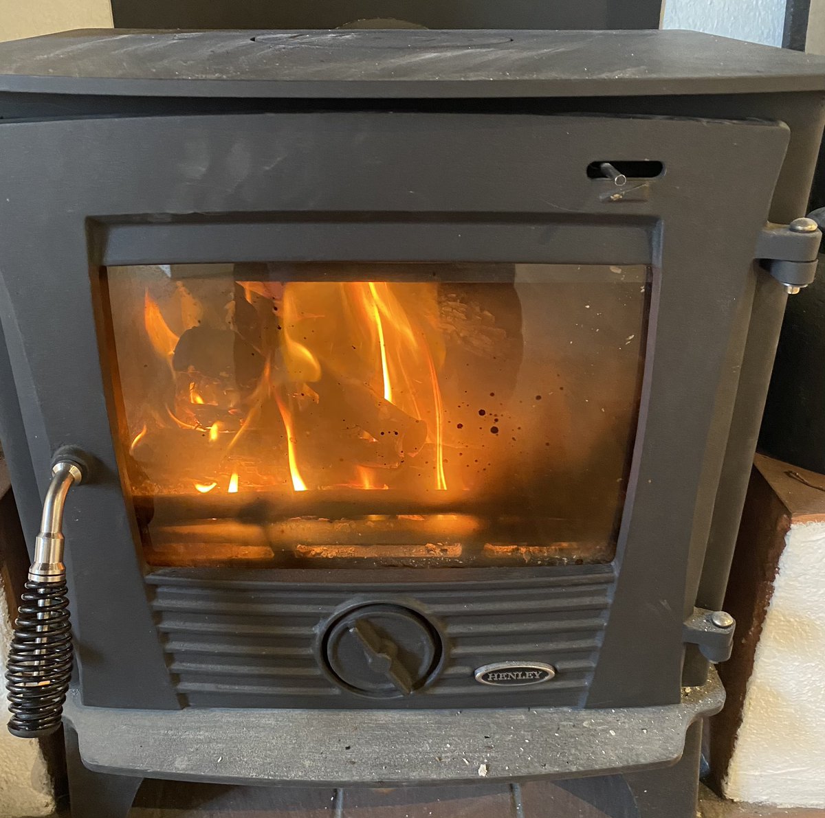 Copylines's tweet photo. The fire is on and a warm welcome awaits at Cnoc Bui Members’ Exhibition today &amp; tmr in Union Hall @SouthoftheN71 @wildatlanticway @PureCork #WestCork #UnionHall https://t.co/O4ftz6Q7I6