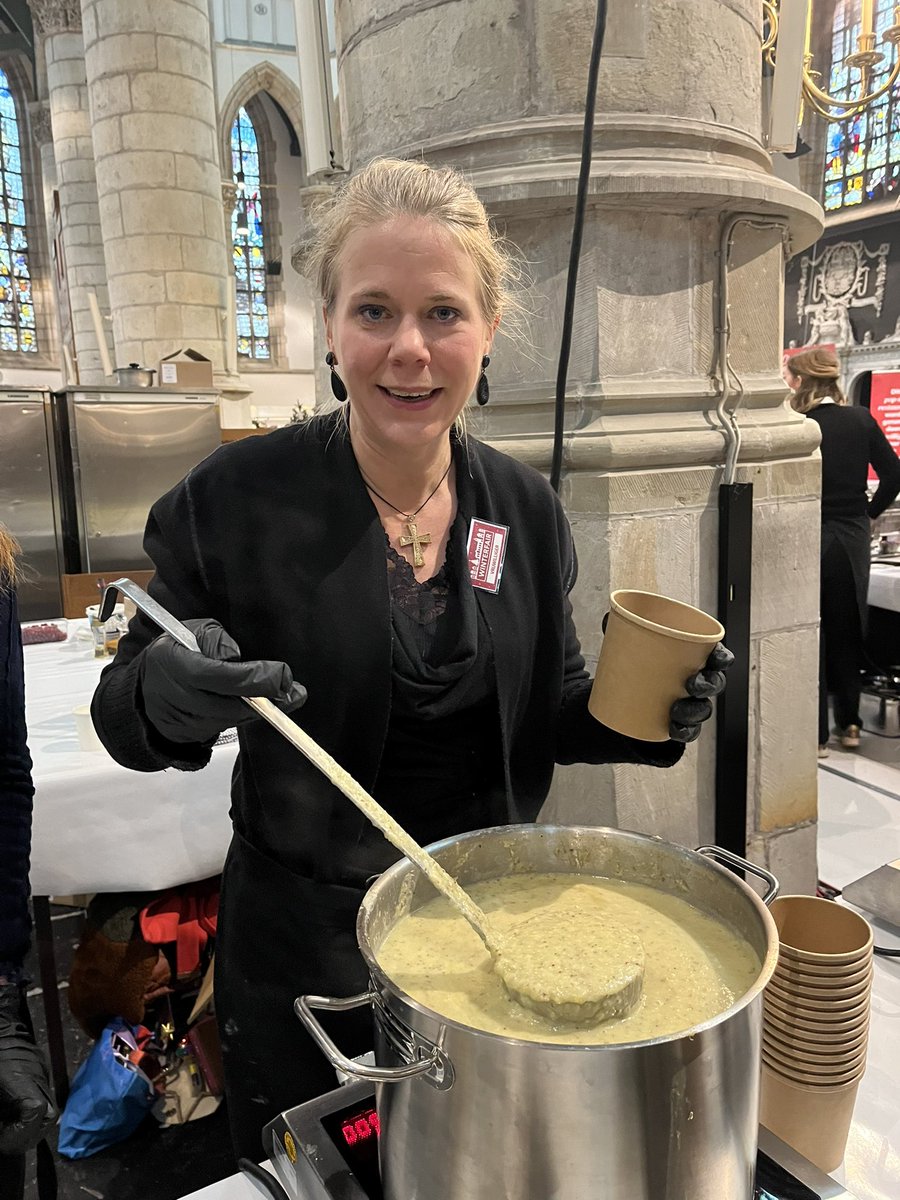 Genieten vandaag als vrijwilliger bij de winterfair in @SintJanskerk Komt dat zien!